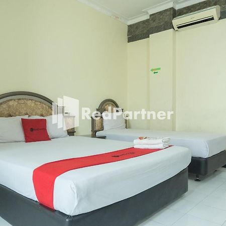 Akur Hotel Malioboro RedPartner Yogyakarta Exterior foto