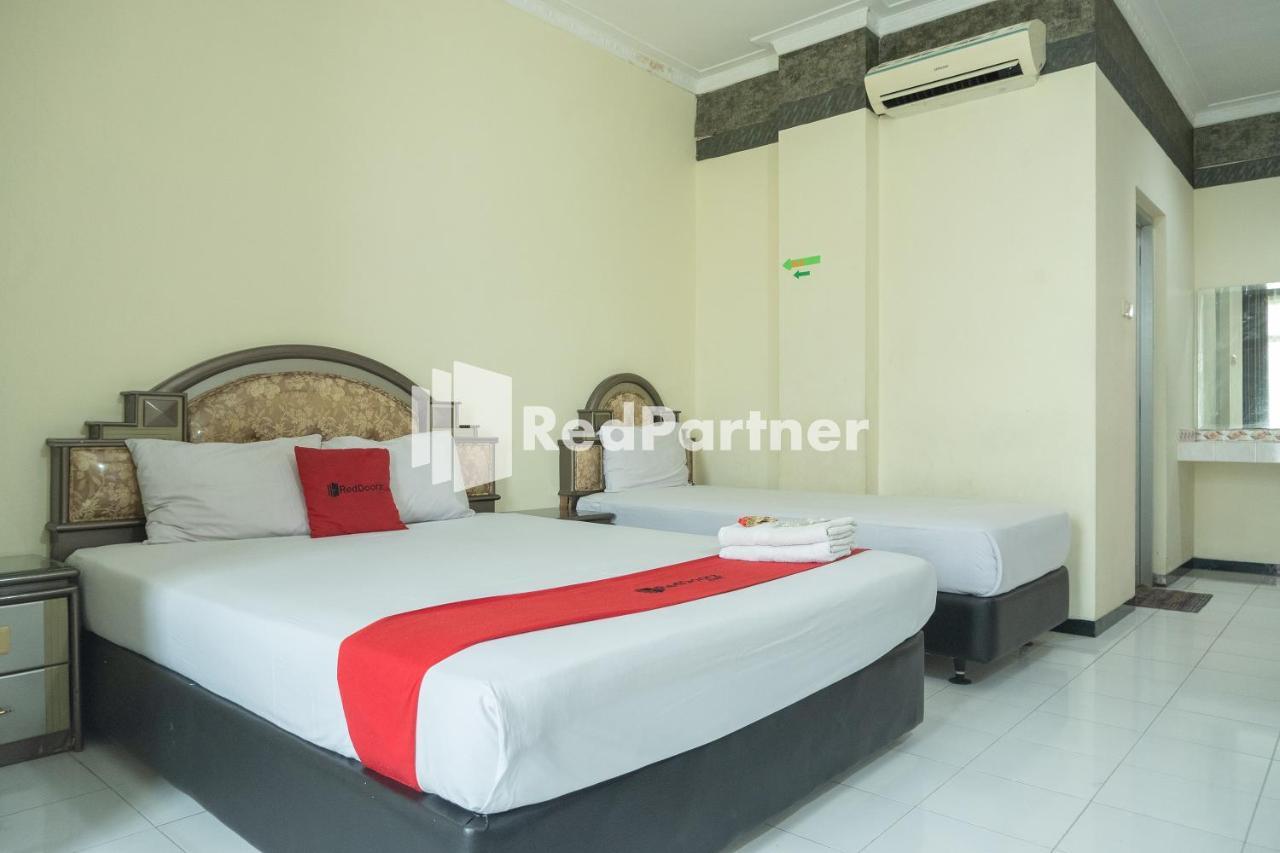 Akur Hotel Malioboro RedPartner Yogyakarta Exterior foto