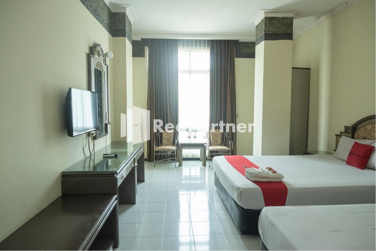 Akur Hotel Malioboro RedPartner Yogyakarta Exterior foto