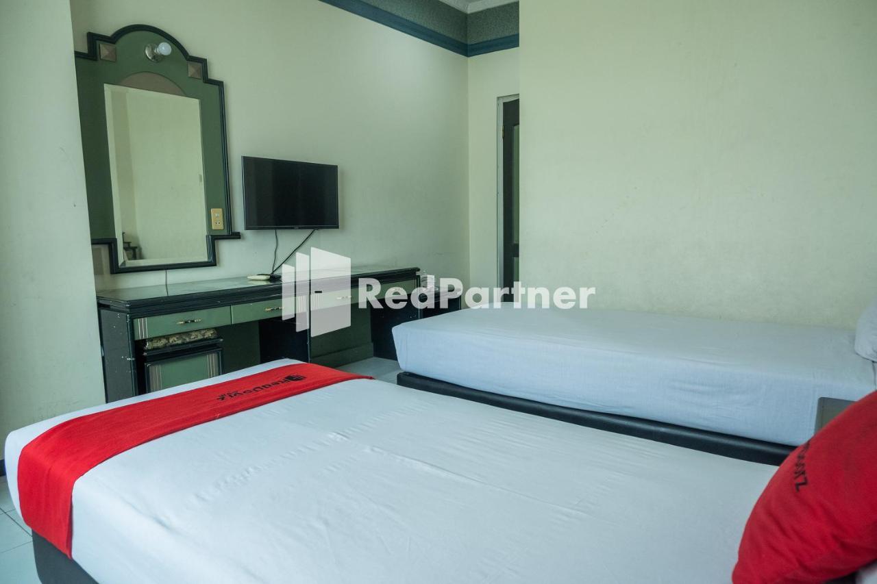 Akur Hotel Malioboro RedPartner Yogyakarta Exterior foto