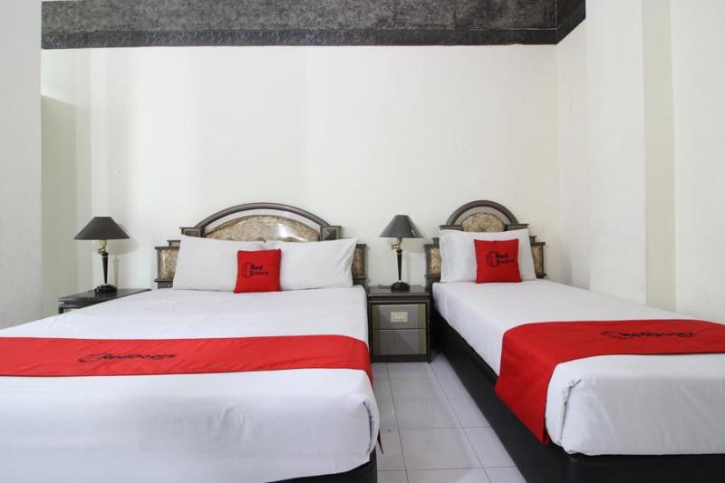 Akur Hotel Malioboro RedPartner Yogyakarta Exterior foto