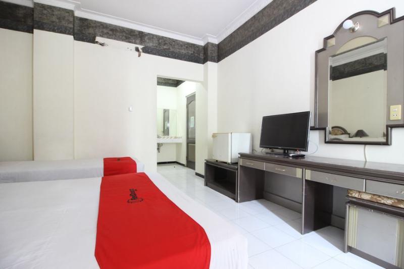 Akur Hotel Malioboro RedPartner Yogyakarta Exterior foto